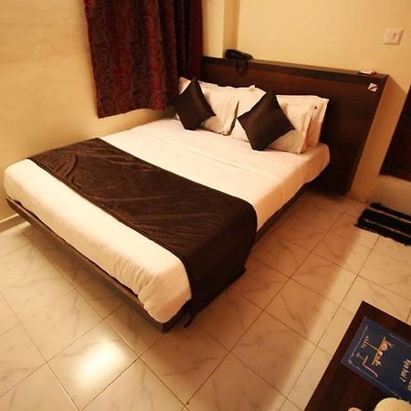 Hotel Raj Palace Ахмедабад Экстерьер фото